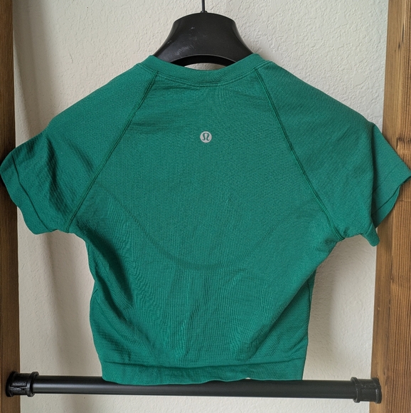 lululemon athletica Women's Green Short Sleeve Crop Tee - Picture 2 of 2